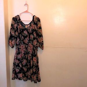 Lightweight polyester casual spring dress with black slip. Size says XXL fit L